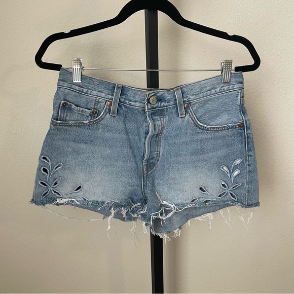 Levi's Floral Cutout Denim Shorts Size 29 - Picture 2 of 6